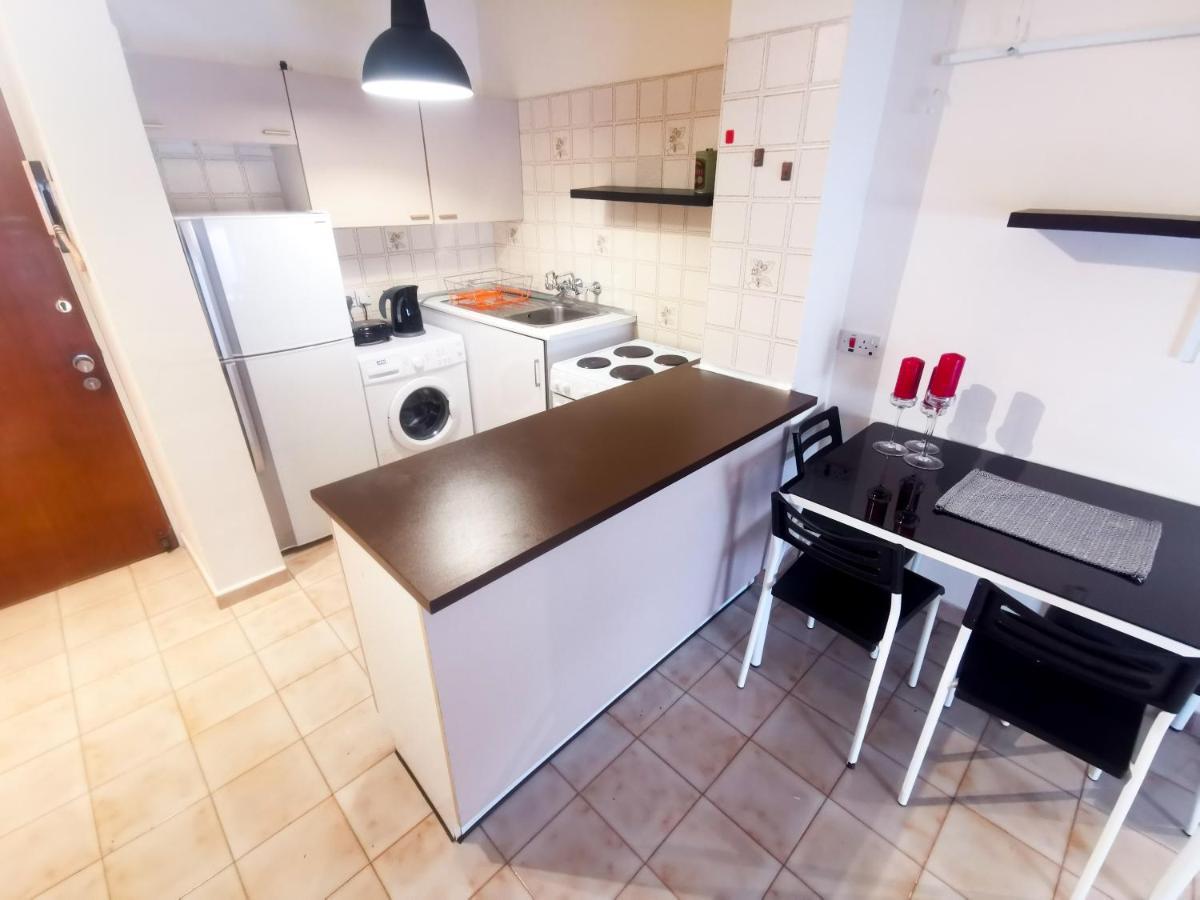 Flirty Flamingo Seaview Seafront Apartment Larnaca Exteriör bild