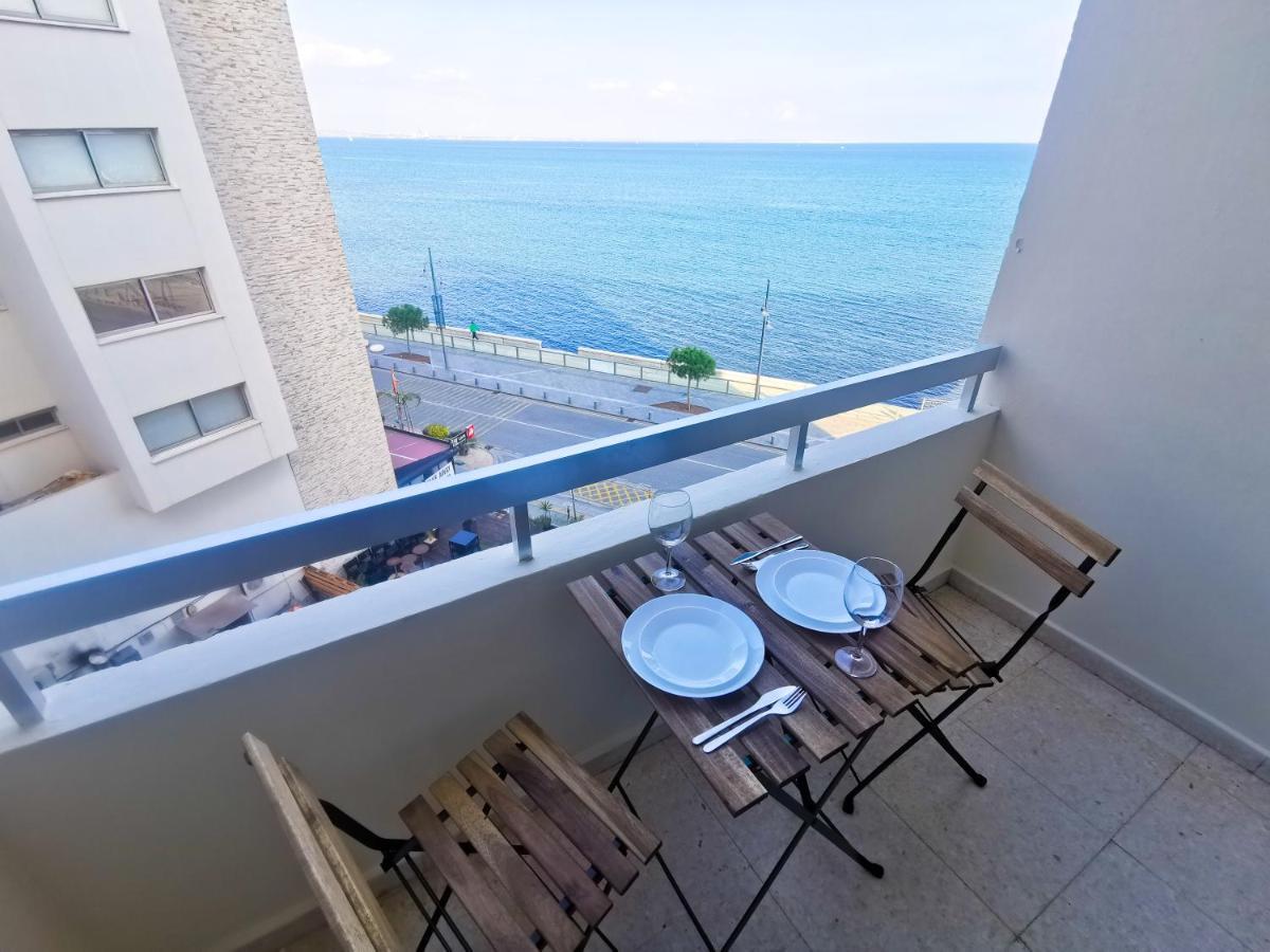 Flirty Flamingo Seaview Seafront Apartment Larnaca Exteriör bild